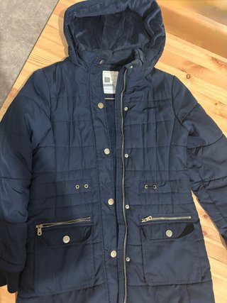 Chaqueta azul marino acolchada con capucha