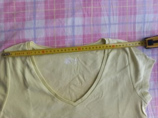 Camiseta algodón cuello pico amarillo fluor