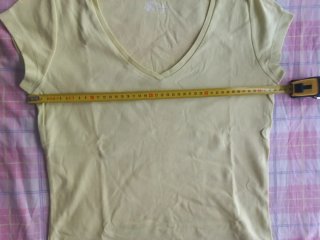 Camiseta algodón cuello pico amarillo fluor