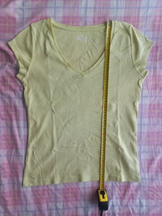 Camiseta algodón cuello pico amarillo fluor