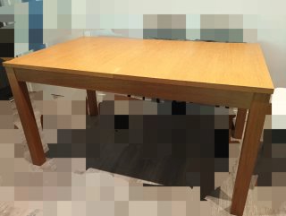 Mesa de comedor de madera