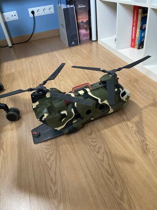 Helicóptero militar de juguete
