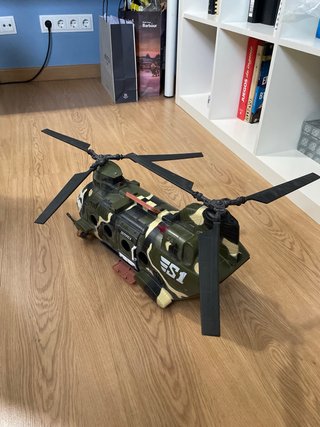 Helicóptero militar de juguete