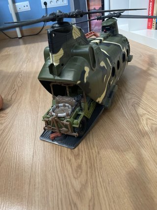 Helicóptero militar de juguete