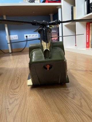 Helicóptero militar de juguete
