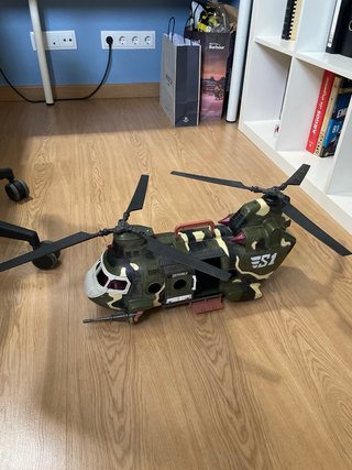 Helicóptero militar de juguete