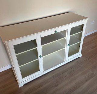 Cómoda blanca de madera y cristal Ikea
