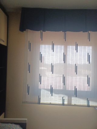 Cortina de ventanestocka con diseño de rayas