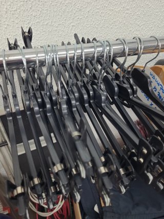 Lote 30 Perchas Pinza Negras Plástico