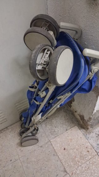 Cuna de madera con colchón, bañera y dos carros