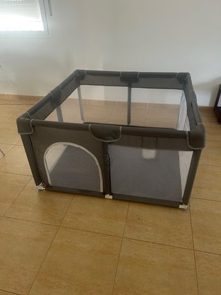 Parque infantil para bebés con protecciones