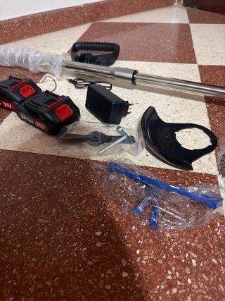 Desbrozadora a batería 21V con accesorios NUEVA