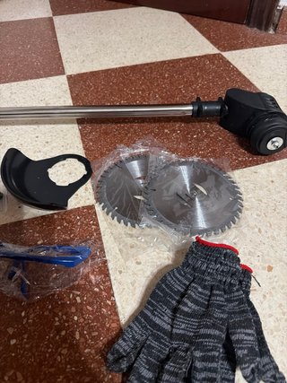 Desbrozadora a batería 21V con accesorios NUEVA
