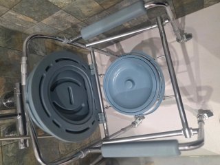 Silla de ducha y wc con ruedas plegable.