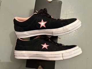 Converse One Star negras y rosas
