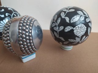 Sfere decorative floreali e metalliche