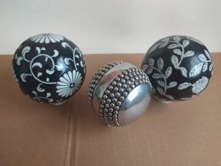 Sfere decorative floreali e metalliche