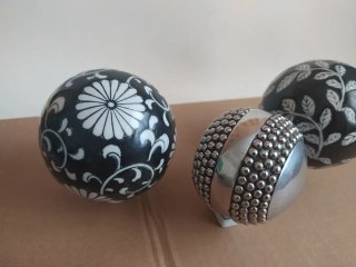 Sfere decorative floreali e metalliche
