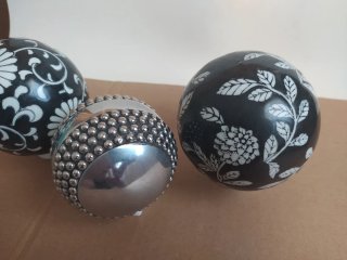 Sfere decorative floreali e metalliche