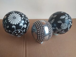 Sfere decorative floreali e metalliche