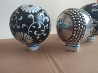 Sfere decorative floreali e metalliche