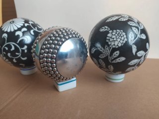 Sfere decorative floreali e metalliche