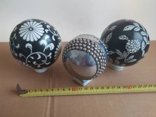 Sfere decorative floreali e metalliche