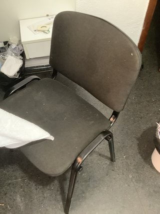 Sedia da ufficio nera e grigia