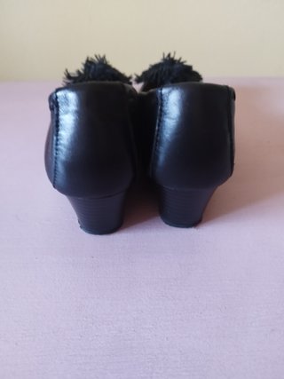 Bailarinas de cuero negras con pompón
