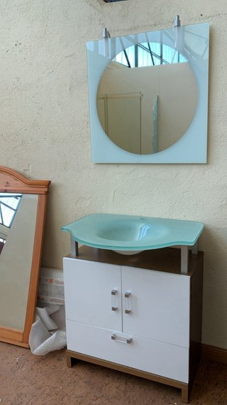 Mueble de baño blanco con lavabo de cristal
