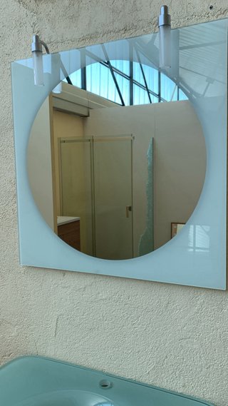 Mueble de baño blanco con lavabo de cristal