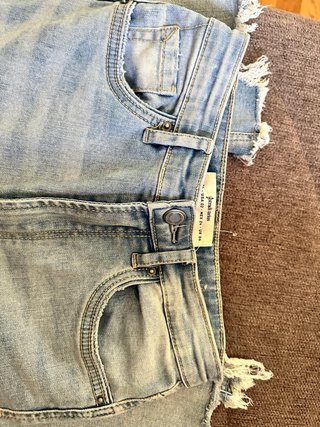Pantalones vaqueros campana desgastados