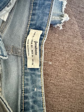 Pantalones vaqueros campana desgastados