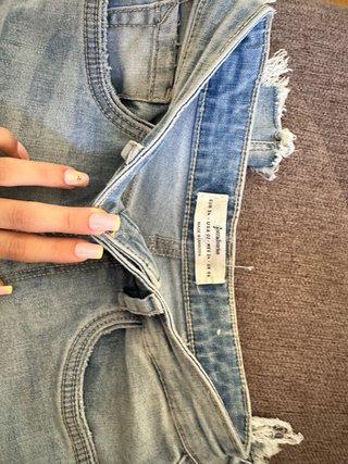 Pantalones vaqueros campana desgastados