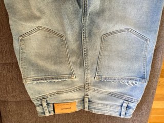 Pantalones vaqueros campana desgastados