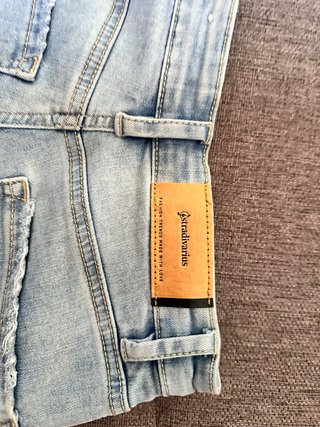 Pantalones vaqueros campana desgastados