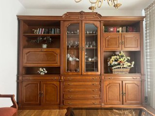 Mueble de salón de madera y cristal