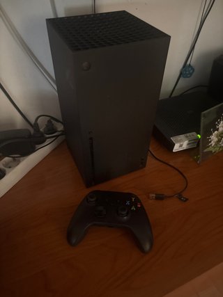 Xbox Series X con mando y cables