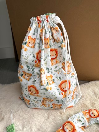 Conjunto bebé: babete, prendedor, mochila