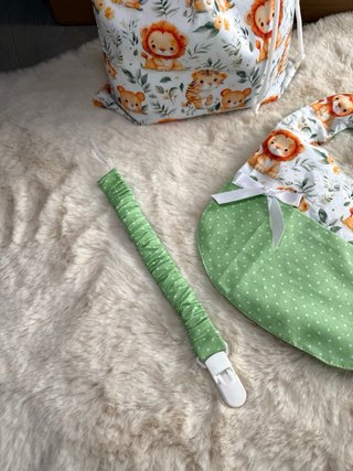 Conjunto bebé: babete, prendedor, mochila