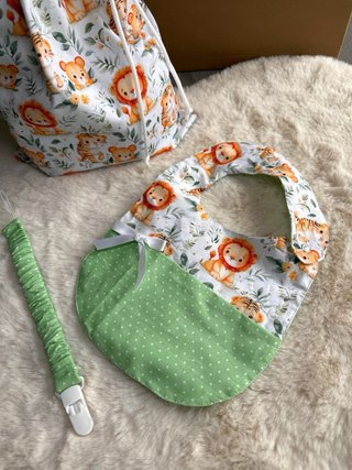 Conjunto bebé: babete, prendedor, mochila