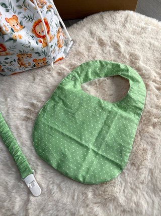 Conjunto bebé: babete, prendedor, mochila