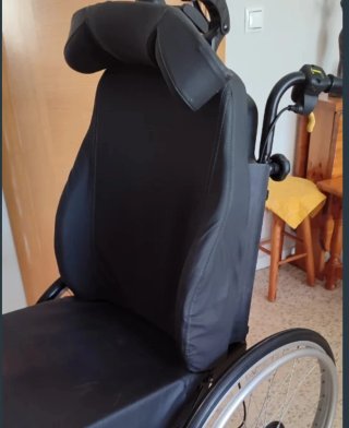 Silla de ruedas basculante reclinable.
