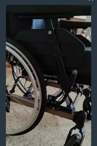 Silla de ruedas basculante reclinable.