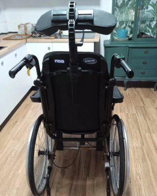 Silla de ruedas basculante reclinable.