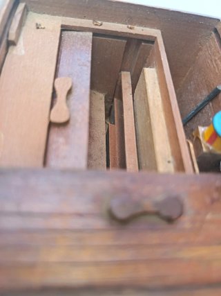 Cigarrera de madera con diseño japonés