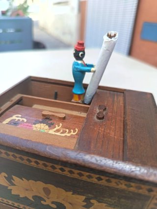 Cigarrera de madera con diseño japonés