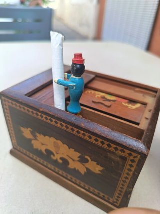 Cigarrera de madera con diseño japonés