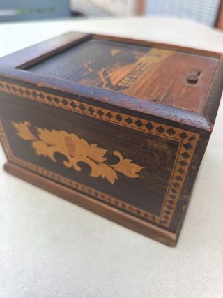 Cigarrera de madera con diseño japonés