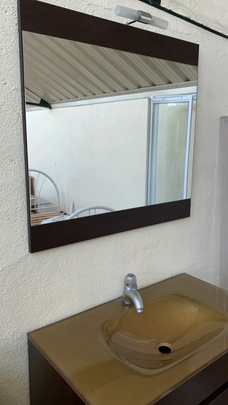 Mueble baño marrón con espejo